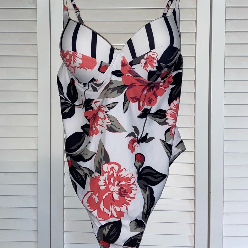 NEVER WORN NWT Cupshe Movie Scene Floral One Piece Large Multi